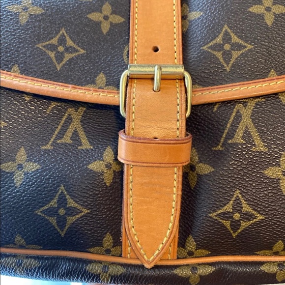 ❌SOLD❌Authentic Louis Vuitton Samur 35 - Picture 5 of 9